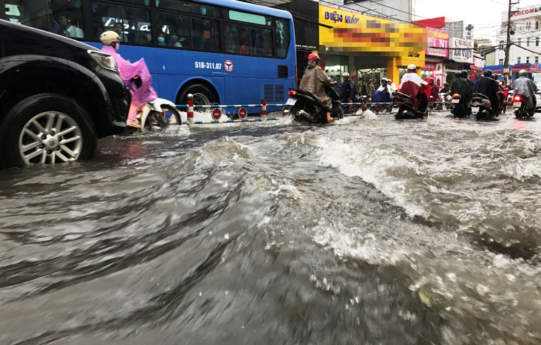 Tre la khoc, nguoi gia cau cuu trong nuoc ngap cuon cuon o Sai Gon-Hinh-5