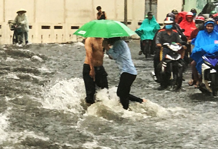 Tre la khoc, nguoi gia cau cuu trong nuoc ngap cuon cuon o Sai Gon-Hinh-7