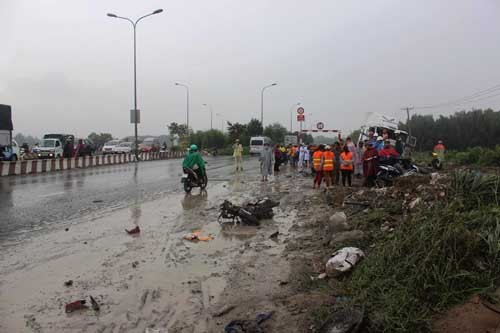 TNGT duoi doc cau “tu than”, hai nguoi tu vong trong mua o Sai Gon