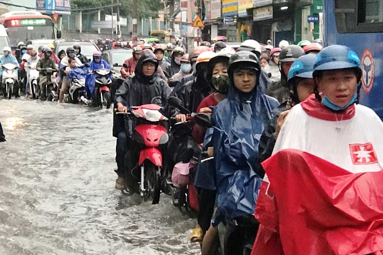 Anh: Mua lon o TPHCM, nuoc tuon xoi xa lam bien dang mat duong-Hinh-3