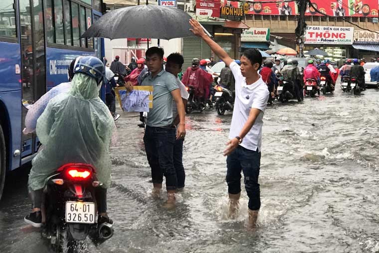 Anh: Mua lon o TPHCM, nuoc tuon xoi xa lam bien dang mat duong-Hinh-5