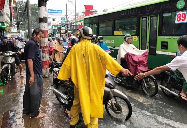 Anh: Mua lon o TPHCM, nuoc tuon xoi xa lam bien dang mat duong-Hinh-7