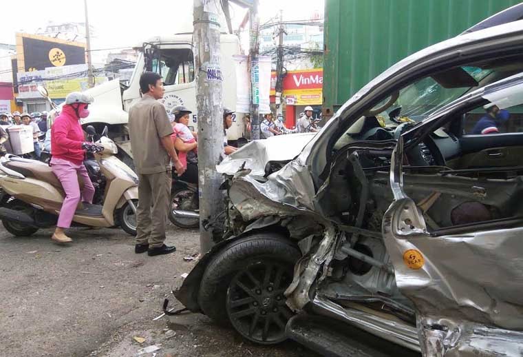 Anh: Xe container lao sang duong nguoc chieu dam nat oto o Sai Gon-Hinh-6