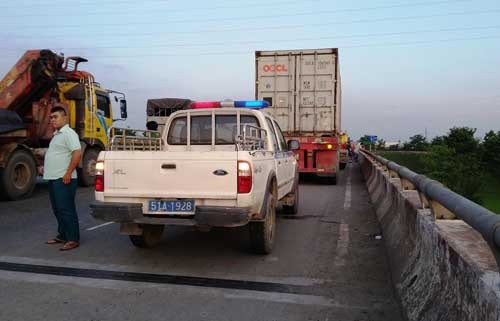 TP HCM: Tai xe Dai Loan lai container chong doi CSGT