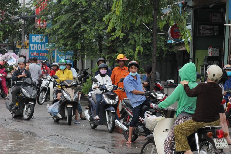 Do bao so 10, Bien Hoa-TPHCM mua cuc lon, ngap ung khap noi-Hinh-10