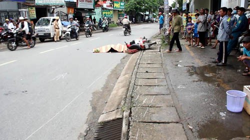 TPHCM: Kinh hoang giay phut xe tai om cua can chet nguoi