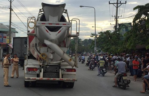 Doi nam nu bi xe bon tong tu phia sau, keo le hang tram met-Hinh-2