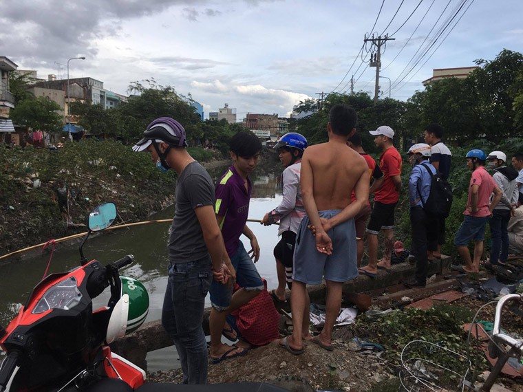 Nguoi dan TP.HCM do ve kenh Nuoc Den giang luoi bat ca-Hinh-5