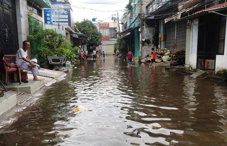 Nguoi dan TP.HCM do ve kenh Nuoc Den giang luoi bat ca-Hinh-8