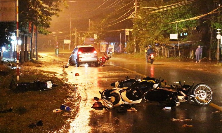 9 nguoi nam la liet tren duong sau cu mat lai cua oto