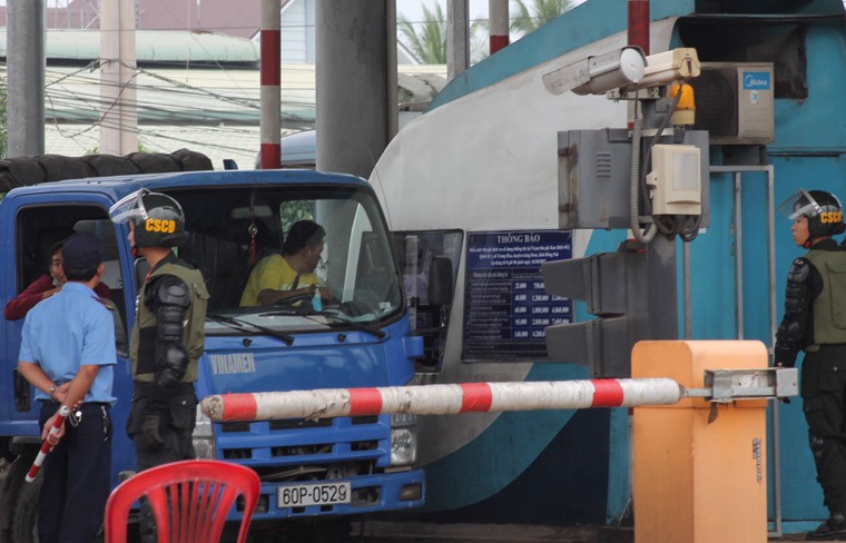 Canh sat day dac ngay dau tram BOT Bien Hoa thu phi tro lai-Hinh-3