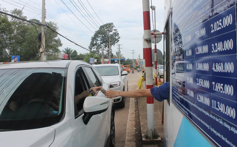 Canh sat day dac ngay dau tram BOT Bien Hoa thu phi tro lai-Hinh-4