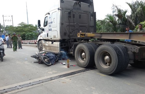 Kinh hoang container lien tiep can chet 3 nguoi tren duong “tu than”-Hinh-5