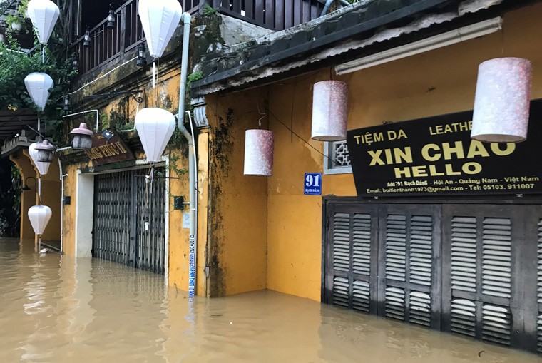 Nhung hinh anh “la mat” noi pho co Hoi An chim trong bien nuoc-Hinh-6