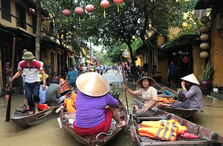 Nhung hinh anh “la mat” noi pho co Hoi An chim trong bien nuoc-Hinh-9