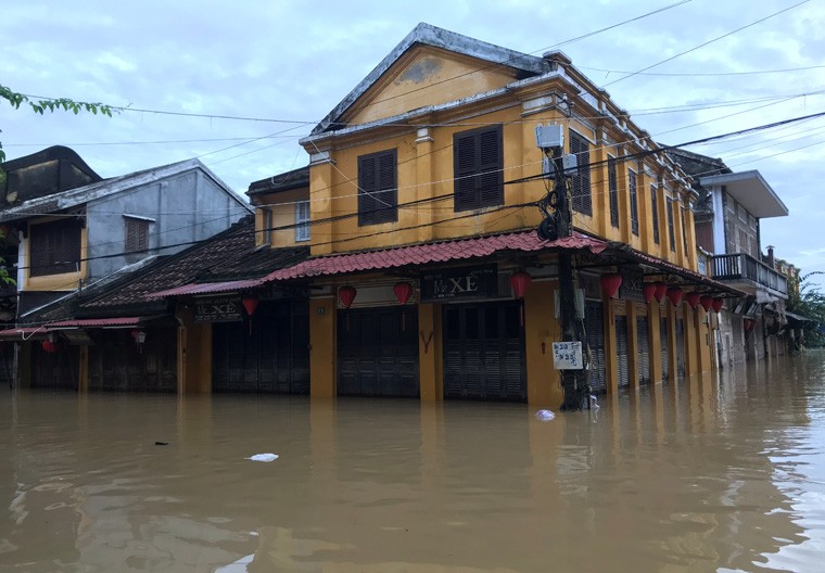 Nhung hinh anh “la mat” noi pho co Hoi An chim trong bien nuoc