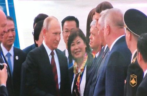 Tong thong Nga Putin vay tay chao nguoi dan khi den Da Nang-Hinh-2