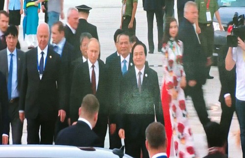 Tong thong Nga Putin vay tay chao nguoi dan khi den Da Nang-Hinh-3