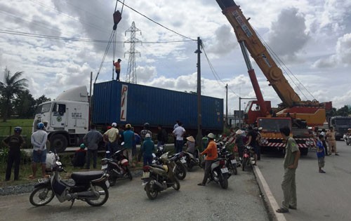 Trong mot ngay, 3 nguoi thuong vong vi container o cua ngo Sai Gon-Hinh-2