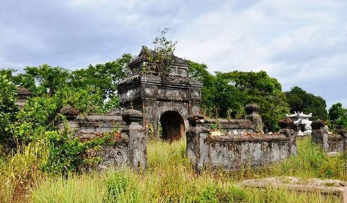 Chinh quyen len tieng vu bia mo ba noi vua Thanh Thai bi dao boi