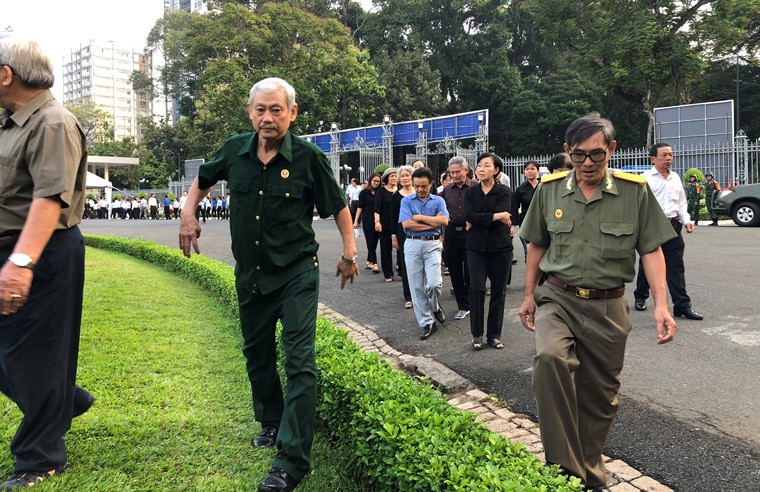 Nguoi dan dung kin duong tien nguyen Thu tuong Phan Van Khai ve voi 