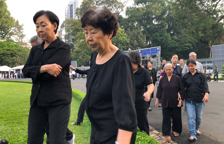 Nguoi dan dung kin duong tien nguyen Thu tuong Phan Van Khai ve voi 