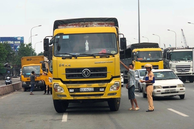 TP HCM: “Toat mo hoi” nhin canh xe tai lieu linh lao vao CSGT-Hinh-2