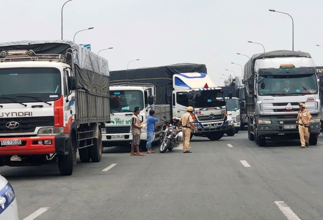 TP HCM: “Toat mo hoi” nhin canh xe tai lieu linh lao vao CSGT