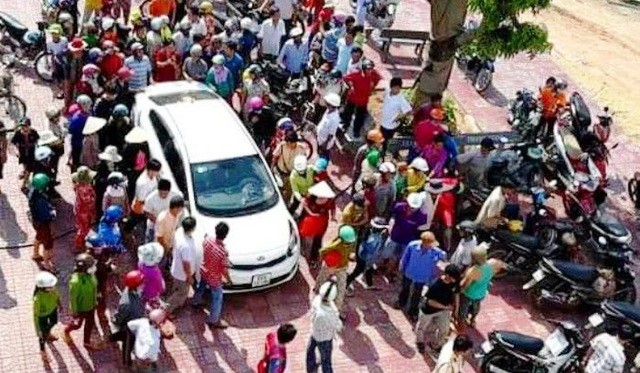 Binh Dinh: Hang tram nguoi dan vay doi nam nu di oto nghi bat coc tre em