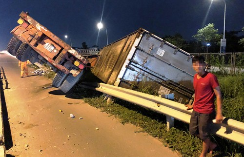 Tai xe keu cuu tham thiet trong xe container lat nhao tren cao toc-Hinh-4