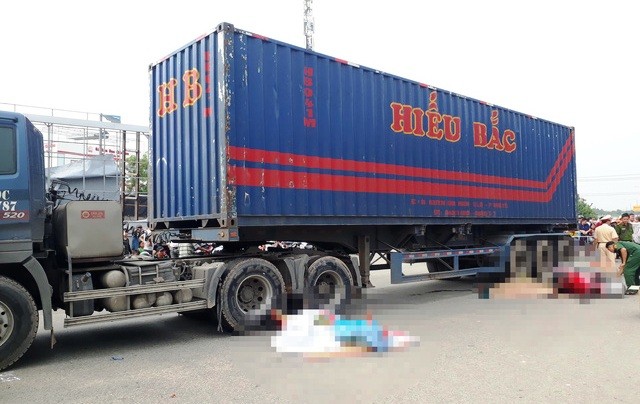 Be trai khoc thet truoc canh cha me tu vong duoi gam container