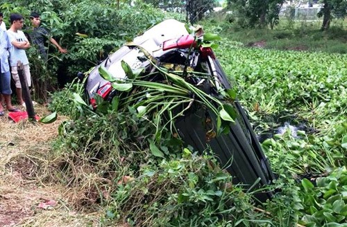 Oto lao nha dan, tong chet nguoi roi bay xuong kenh