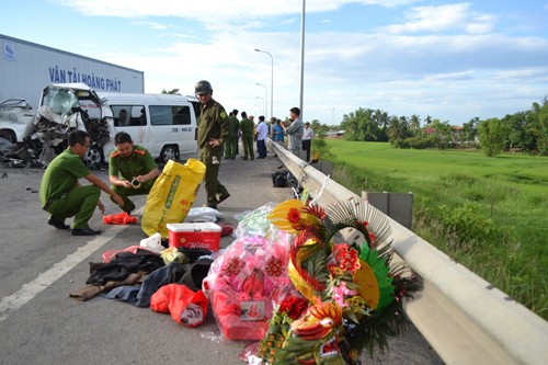 Xe ruoc dau gap tai nan tham khoc o Da Nang: 13 nguoi chet-Hinh-3