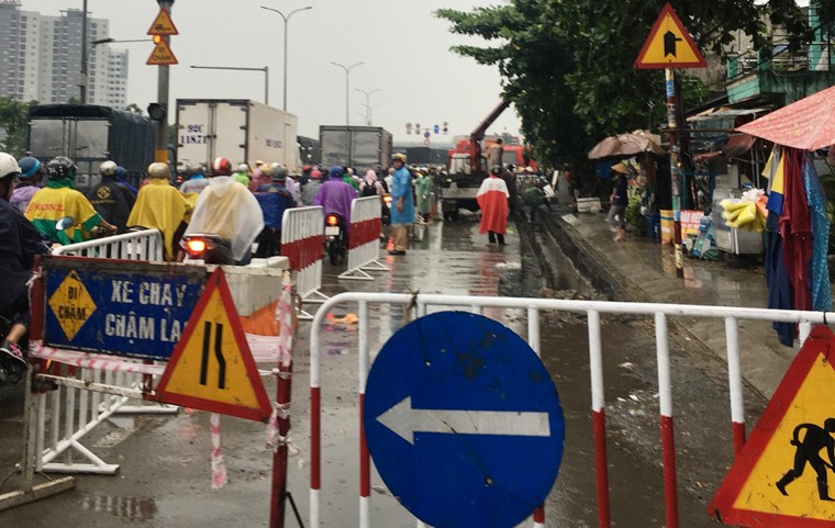 Kinh hoang hien truong bien quang cao de chet nguoi o TP HCM