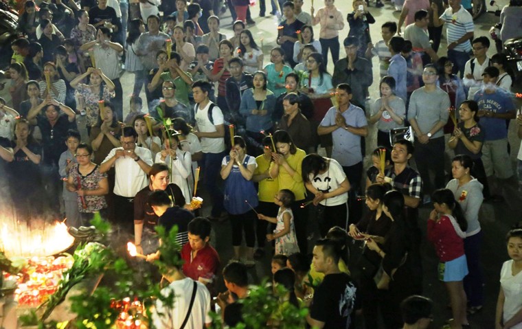 Hoa dang ruc sang dem Vu Lan tren song Sai Gon-Hinh-2