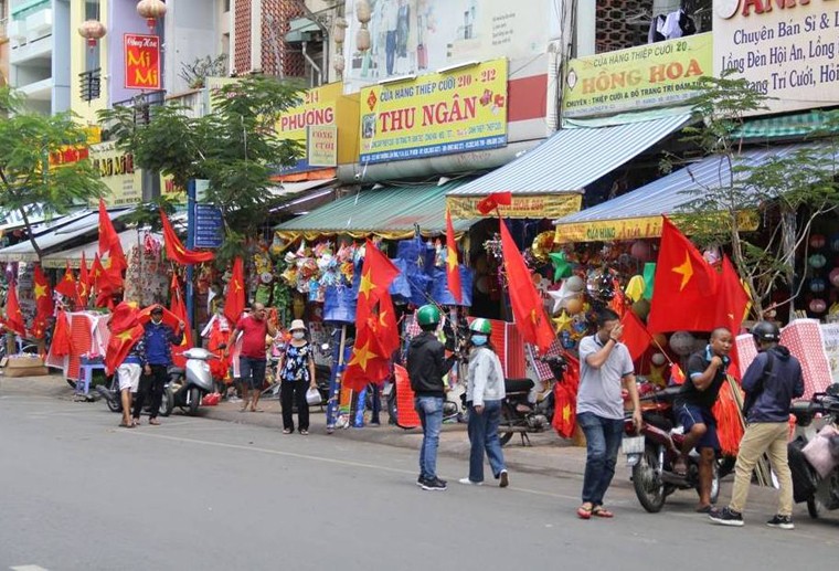 Co do sao vang rop pho truoc gio Olympic Viet Nam xung tran-Hinh-4