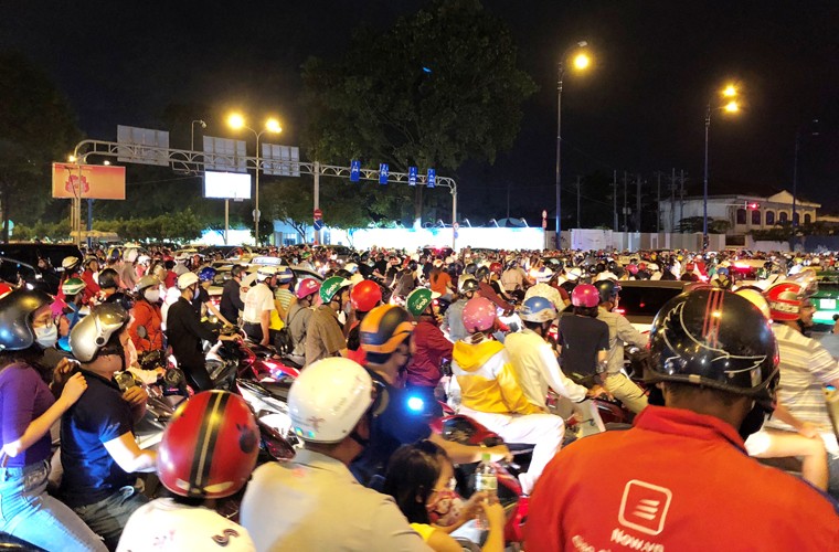 Hinh “anh” la tren pho di bo Nguyen Hue dem Quoc khanh 2/9-Hinh-12