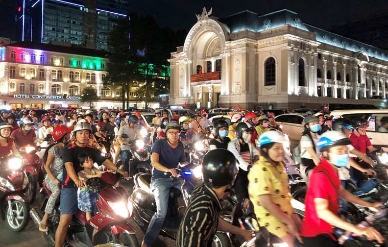 Hinh “anh” la tren pho di bo Nguyen Hue dem Quoc khanh 2/9-Hinh-3