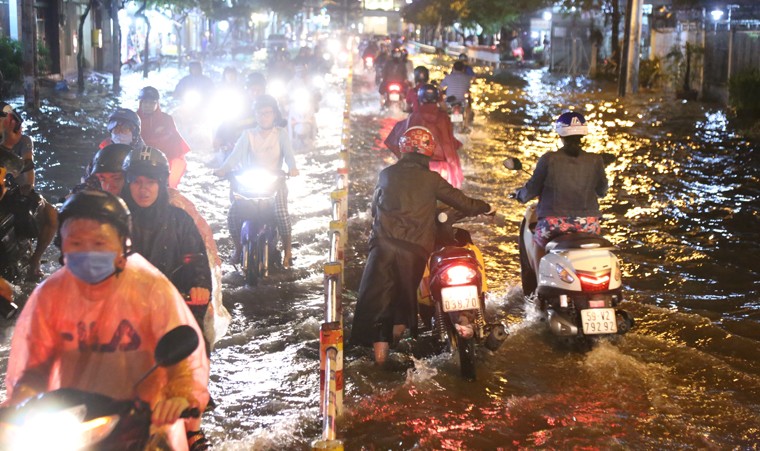 TP.HCM: Nguoi dan bi bom loi nuoc trong dem de tim duong ve nha-Hinh-5