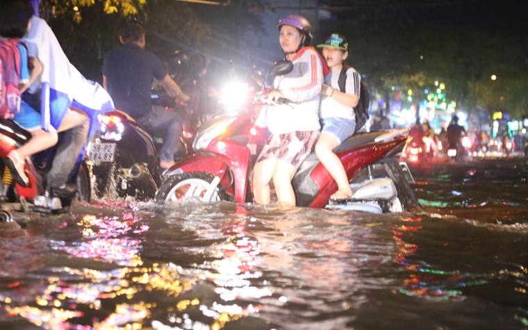 TP.HCM: Nguoi dan bi bom loi nuoc trong dem de tim duong ve nha-Hinh-6