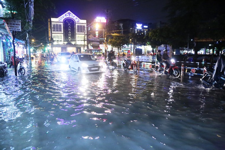 TP.HCM: Nguoi dan bi bom loi nuoc trong dem de tim duong ve nha