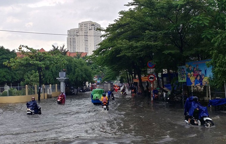 Hoc sinh truong Quoc te, nguoi nuoc ngoai “bi bom” loi nuoc sau mua-Hinh-2