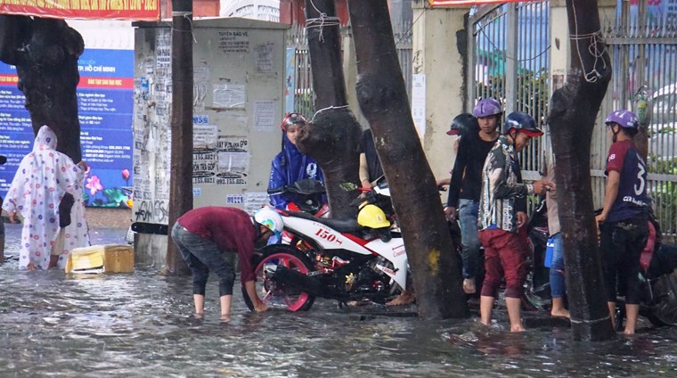 Hoc sinh truong Quoc te, nguoi nuoc ngoai “bi bom” loi nuoc sau mua-Hinh-4