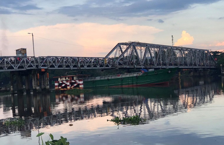 Cau sat “rung ban bat” vi hang tram nguoi dung nhin... tu thi