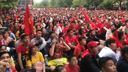 Nhieu man hinh Led “khung” tren pho Nguyen Hue phuc vu AFF Suzuki Cup 2018-Hinh-6