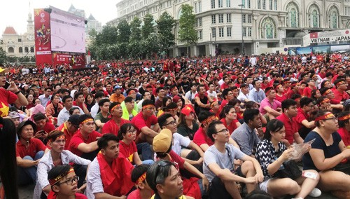 Nhieu man hinh Led “khung” tren pho Nguyen Hue phuc vu AFF Suzuki Cup 2018-Hinh-8