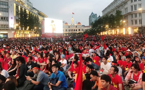 Nhieu man hinh Led “khung” tren pho Nguyen Hue phuc vu AFF Suzuki Cup 2018-Hinh-9