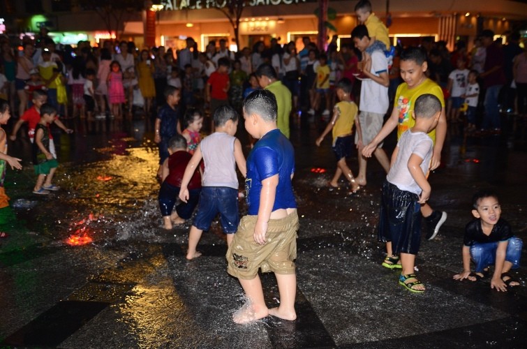 Giang sinh 2018, tre em tranh nhau tam tren pho Nguyen Hue-Hinh-10