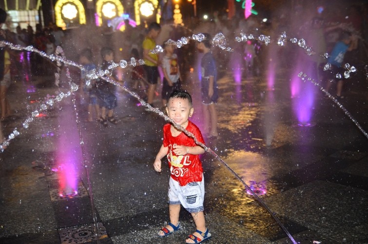 Giang sinh 2018, tre em tranh nhau tam tren pho Nguyen Hue-Hinh-15