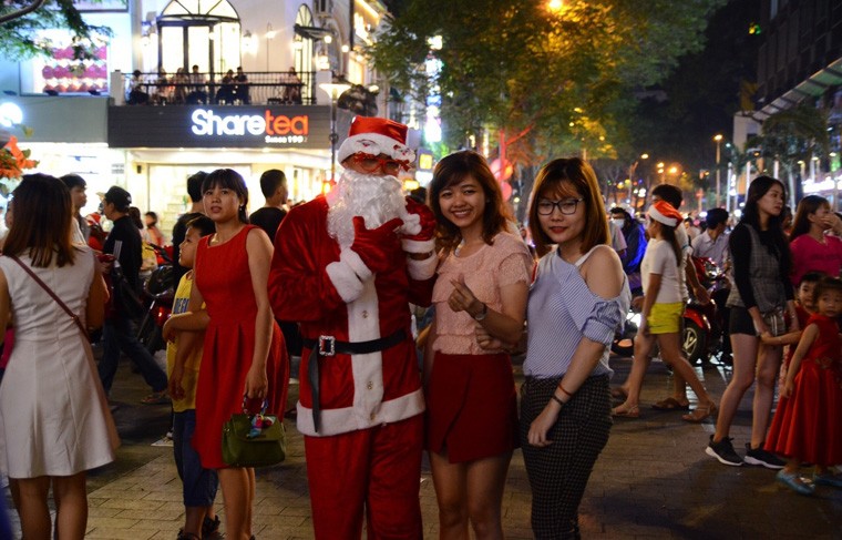 Giang sinh 2018, tre em tranh nhau tam tren pho Nguyen Hue-Hinh-5